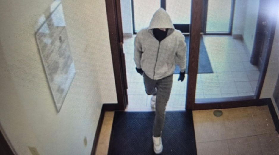 La policía estatal publicó en redes sociales una foto del sospechoso y pidió apoyo para localizarlo. AP/Kentucky State Police