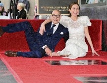 Los actores posan para las fotos junto a sus estrellas contiguas durante la ceremonia. AFP
