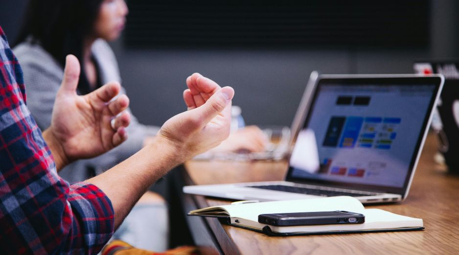 Te recordamos que si tu empleador te solicita laborar durante esta jornada, tienes el derecho de recibir un pago triple. Unsplash