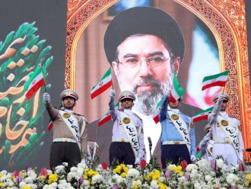 Miembros del ejército de Irán con la imagen del líder Mojtaba Khamenei en Teherán. EFE / ARCHIVO