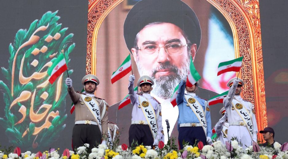 Miembros del ejército de Irán con la imagen del líder Mojtaba Khamenei en Teherán. EFE / ARCHIVO
