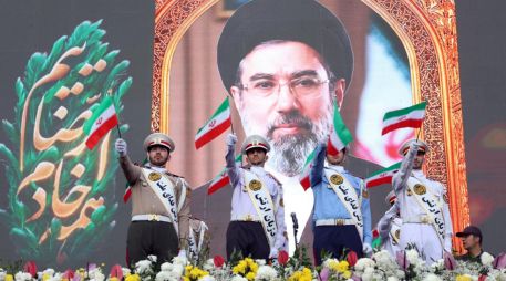 Miembros del ejército de Irán con la imagen del líder Mojtaba Khamenei en Teherán. EFE / ARCHIVO