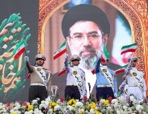 Miembros del ejército de Irán con la imagen del líder Mojtaba Khamenei en Teherán. EFE / ARCHIVO