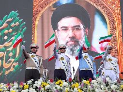 Miembros del ejército de Irán con la imagen del líder Mojtaba Khamenei en Teherán. EFE / ARCHIVO