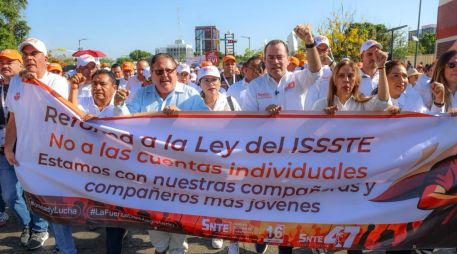 La marcha docente inició en la Glorieta de la Normal, desde donde se concentraron y se dirigieron por el Paseo Alcalde hacia la zona del Santuario. EL INFORMADOR / ARCHIVO