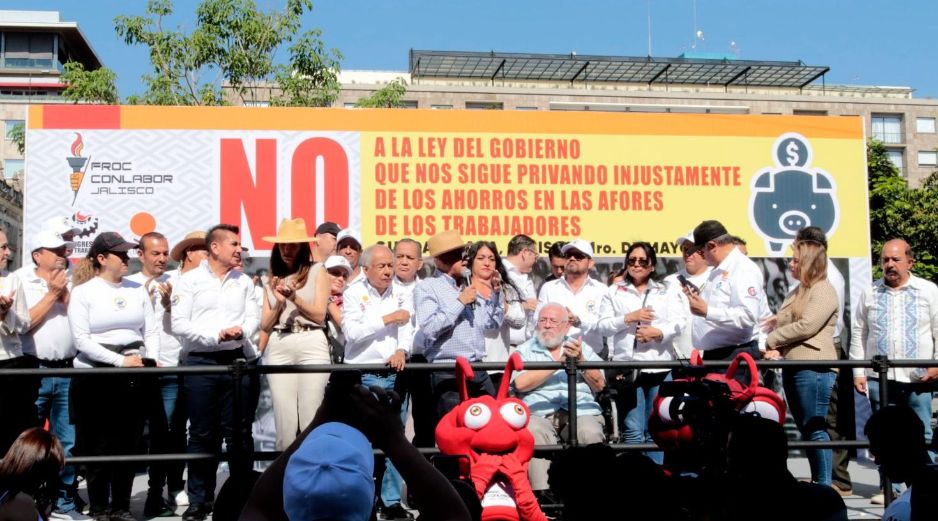 El desfile fue encabezado por el dirigente de este pilar sindical, Antonio Álvarez Esparza. ESPECIAL