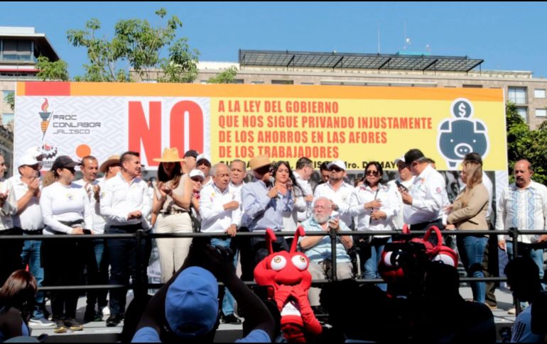 El desfile fue encabezado por el dirigente de este pilar sindical, Antonio Álvarez Esparza. ESPECIAL