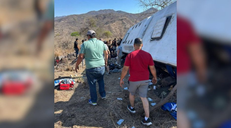 Según los primeros reportes, el autobús transportaba pasajeros con destino al balneario El Manto cuando ocurrió la volcadura. ESPECIAL / PC Jalisco
