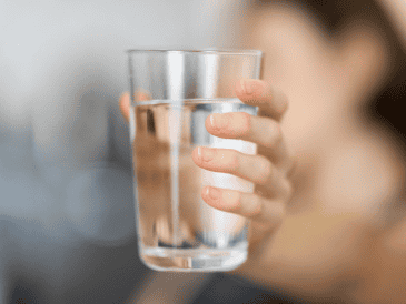 Los especialistas en salud pública recomiendan priorizar el consumo de agua potable a lo largo del día, reservando las bebidas azucaradas para ocasiones esporádicas. UNSPLASH
