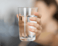 Los especialistas en salud pública recomiendan priorizar el consumo de agua potable a lo largo del día, reservando las bebidas azucaradas para ocasiones esporádicas. UNSPLASH