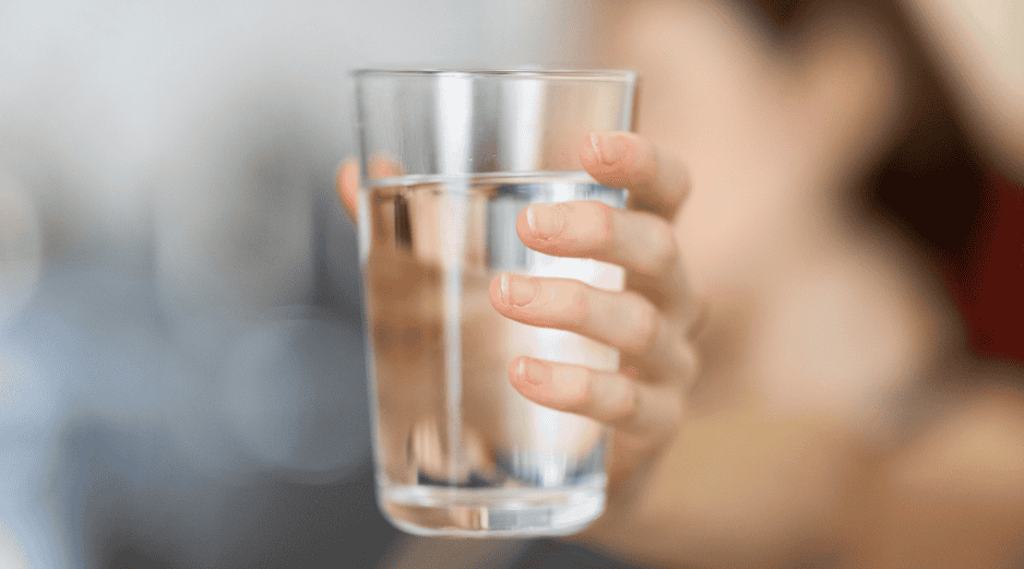 Los especialistas en salud pública recomiendan priorizar el consumo de agua potable a lo largo del día, reservando las bebidas azucaradas para ocasiones esporádicas. UNSPLASH