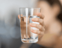 Los especialistas en salud pública recomiendan priorizar el consumo de agua potable a lo largo del día, reservando las bebidas azucaradas para ocasiones esporádicas. UNSPLASH