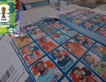A muchos fans les sorprendió ver cómo se imprimen las codiciadas estampitas del álbum Panini del Mundial 2026. TIKTOK/Alan por el Mundo