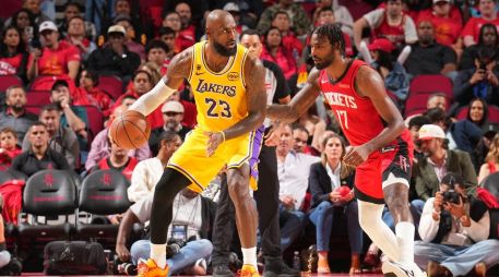 La tercera fue la vencida para los Lakers de Los Ángeles, que después de estar arriba 3-0 en la serie, salieron a la cancha determinados a ponerle fin a la temporada de Rockets de Houston. AFP / J. Garrabrant