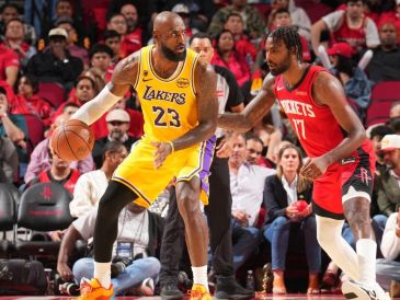 La tercera fue la vencida para los Lakers de Los Ángeles, que después de estar arriba 3-0 en la serie, salieron a la cancha determinados a ponerle fin a la temporada de Rockets de Houston. AFP / J. Garrabrant