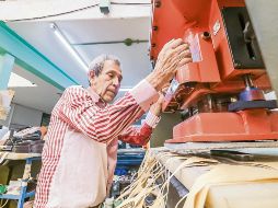 Trabajador de la industria zapatera realiza labores, en un contexto de reformas laborales orientadas a mejorar condiciones de empleo. ESPECIAL