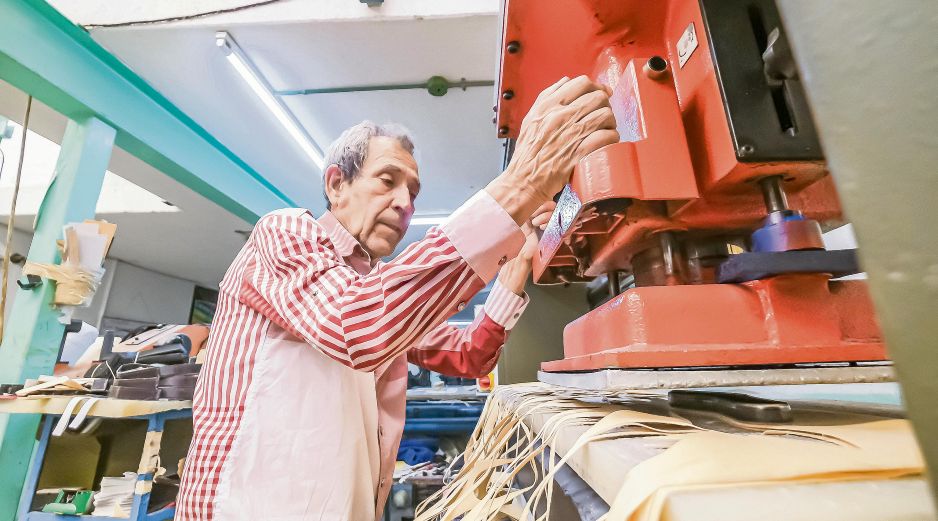 Trabajador de la industria zapatera realiza labores, en un contexto de reformas laborales orientadas a mejorar condiciones de empleo. ESPECIAL
