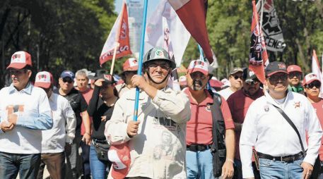 Integrantes de la CNTE marchan hacia el Zócalo capitalino para exigir diálogo y atención a demandas laborales. EL UNIVERSAL