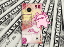 Los expertos coinciden en que factores como el nearshoring y la entrada de divisas por eventos futuros, como el Mundial de Futbol 2026, seguirán jugando a favor del peso frente al dólar. ESPECIAL / CANVA
