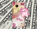 Los expertos coinciden en que factores como el nearshoring y la entrada de divisas por eventos futuros, como el Mundial de Futbol 2026, seguirán jugando a favor del peso frente al dólar. ESPECIAL / CANVA
