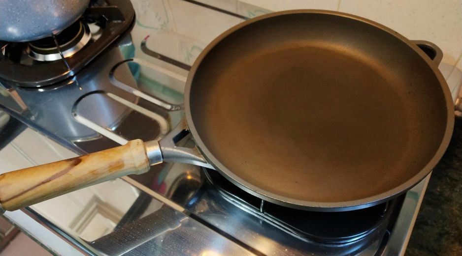 Si ya identificaste que tu sartén favorito está rayado, es el momento perfecto para explorar nuevos horizontes culinarios. ESPECIAL / CANVA