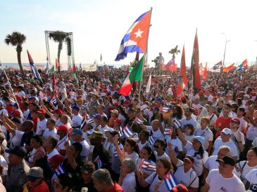El Gobierno cubano convirtió este viernes la celebración del Primero de mayo en una concentración de apoyo y centró sus lemas en la defensa de la soberanía nacional EFE/E. Mastrascusa