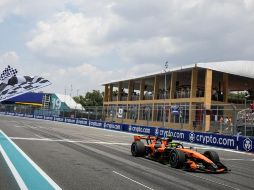 Lando Norris no solo controló el liderato desde el inicio, sino que encabezó un dominante 1-2 para la escudería de Woking. AFP / R. Blackwell