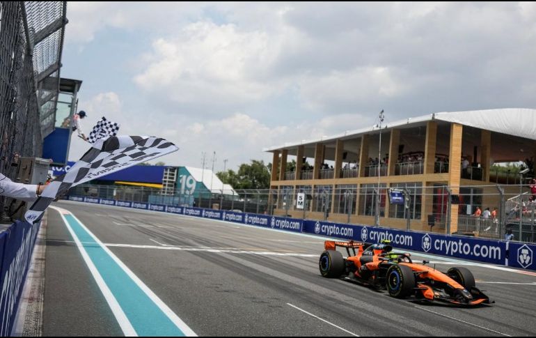 Lando Norris no solo controló el liderato desde el inicio, sino que encabezó un dominante 1-2 para la escudería de Woking. AFP / R. Blackwell