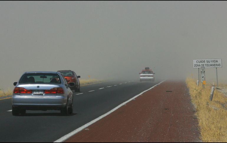 Protección Civil reporta afectaciones en varios kilómetros de la autopista, donde el polvo en el aire dificulta la visibilidad. EL INFORMADOR/ARCHIVO