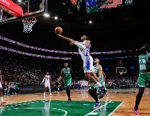 Los Celtics cayeron en casa ante unos 76ers que firmaron una remontada histórica y avanzaron a la siguiente ronda. AFP/ B. BABINEAU.