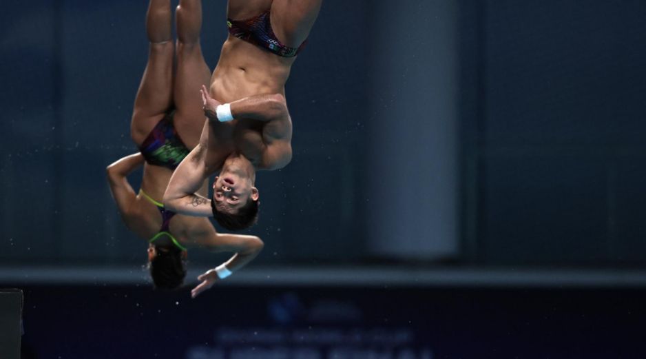 Los mexicanos Alejandra Estudillo Torres y Randal Willars Valdez, durante una de las pruebas de la Súper Final de Clavados celebrada en Pekín. EFE/ A. MARTÍNEZ