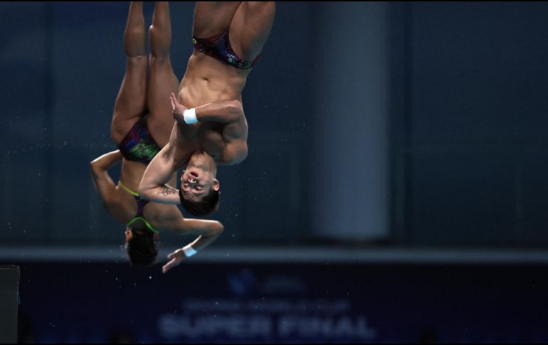 Los mexicanos Alejandra Estudillo Torres y Randal Willars Valdez, durante una de las pruebas de la Súper Final de Clavados celebrada en Pekín. EFE/ A. MARTÍNEZ