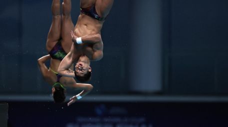 Los mexicanos Alejandra Estudillo Torres y Randal Willars Valdez, durante una de las pruebas de la Súper Final de Clavados celebrada en Pekín. EFE/ A. MARTÍNEZ