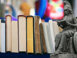 A lo largo de sus 57 años de historia, esta feria ha mantenido su esencia: acercar los libros a la población en un espacio abierto, convirtiéndose en una puerta de entrada a la lectura para muchas personas. ESPECIAL/ Unsplash