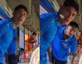 El incidente ocurrió en las gradas del inmueble, donde el zaguero celeste, quien no fue convocado para el encuentro, presenció el partido desde un palco acompañado por Emmanuel Ochoa, tercer portero del equipo. ESPECIAL