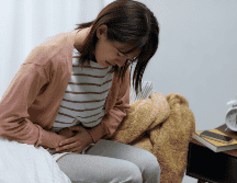 Si tienes antecedentes familiares directos de problemas biliares, sobrepeso o colesterol alto, es fundamental realizarte chequeos médicos preventivos de forma anual y rigurosa. CANVA