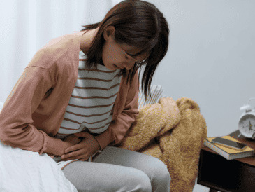Si tienes antecedentes familiares directos de problemas biliares, sobrepeso o colesterol alto, es fundamental realizarte chequeos médicos preventivos de forma anual y rigurosa. CANVA