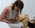 Si tienes antecedentes familiares directos de problemas biliares, sobrepeso o colesterol alto, es fundamental realizarte chequeos médicos preventivos de forma anual y rigurosa. CANVA