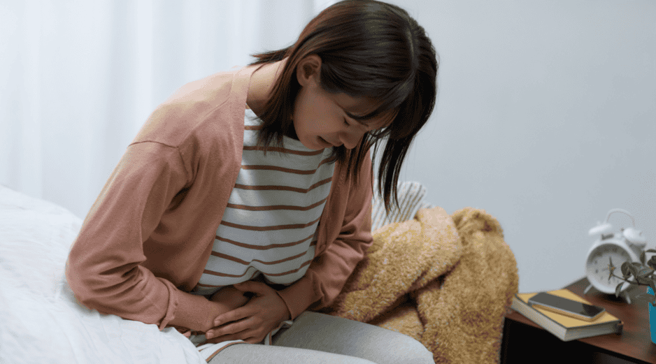 Si tienes antecedentes familiares directos de problemas biliares, sobrepeso o colesterol alto, es fundamental realizarte chequeos médicos preventivos de forma anual y rigurosa. CANVA