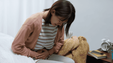 Si tienes antecedentes familiares directos de problemas biliares, sobrepeso o colesterol alto, es fundamental realizarte chequeos médicos preventivos de forma anual y rigurosa. CANVA