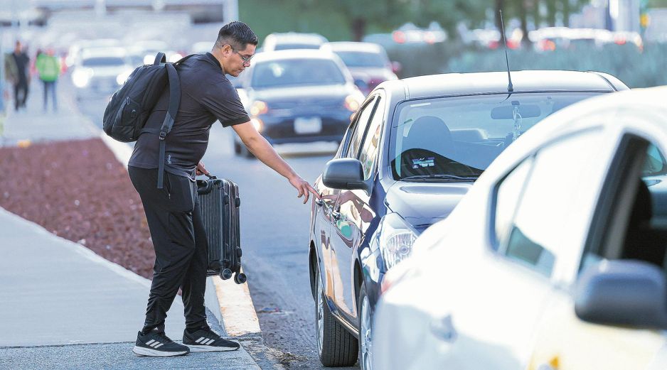 Usuarios tienen que tomar autos de plataforma fuera del perímetro aeroportuario. EL INFORMADOR