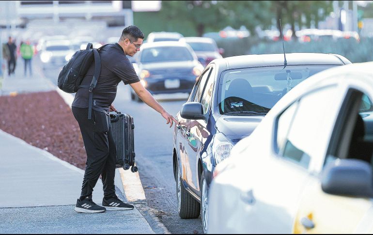 Usuarios tienen que tomar autos de plataforma fuera del perímetro aeroportuario. EL INFORMADOR