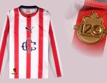 El jersey de Chivas incorpora gráficos y acabados exclusivos que evocan los orígenes del club, reforzando su identidad como una de las instituciones más representativas del futbol mexicano. ESPECIAL / tiendachivas.com.mx