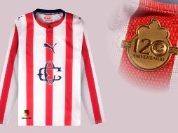 El jersey de Chivas incorpora gráficos y acabados exclusivos que evocan los orígenes del club, reforzando su identidad como una de las instituciones más representativas del futbol mexicano. ESPECIAL / tiendachivas.com.mx