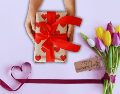 Descubre qué regalos lideran las listas de Profeco y Canaco para que tu inversión valga la pena, sorprendas a mamá en su día y evites el clásico error de regalarle algo para la casa. ESPECIAL / CANVA