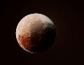Aunque Plutón gira alrededor del Sol y tiene forma casi redonda, no ha podido limpiar su órbita de escombros, un requisito establecido por la IUA. Unsplash