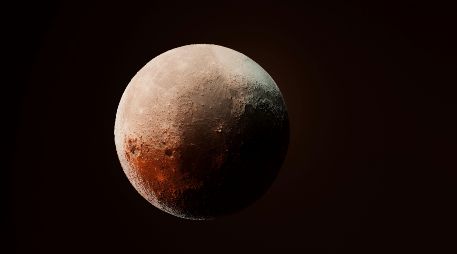 Aunque Plutón gira alrededor del Sol y tiene forma casi redonda, no ha podido limpiar su órbita de escombros, un requisito establecido por la IUA. Unsplash