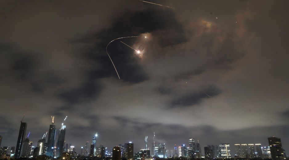 Los sistemas de defensa aérea emiratíes lograron interceptar la ofensiva, evitando daños mayores en su territorio. AP/ARCHIVO