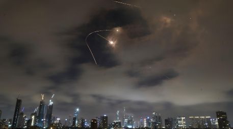 Los sistemas de defensa aérea emiratíes lograron interceptar la ofensiva, evitando daños mayores en su territorio. AP/ARCHIVO