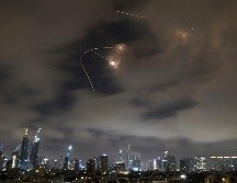 Los sistemas de defensa aérea emiratíes lograron interceptar la ofensiva, evitando daños mayores en su territorio. AP/ARCHIVO